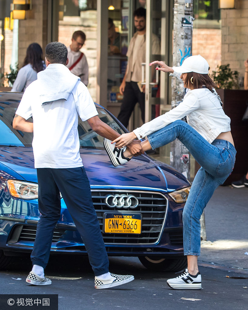 组图:贝拉与男友人勾肩搭背外出 遭抓脚拍照姿势搞怪