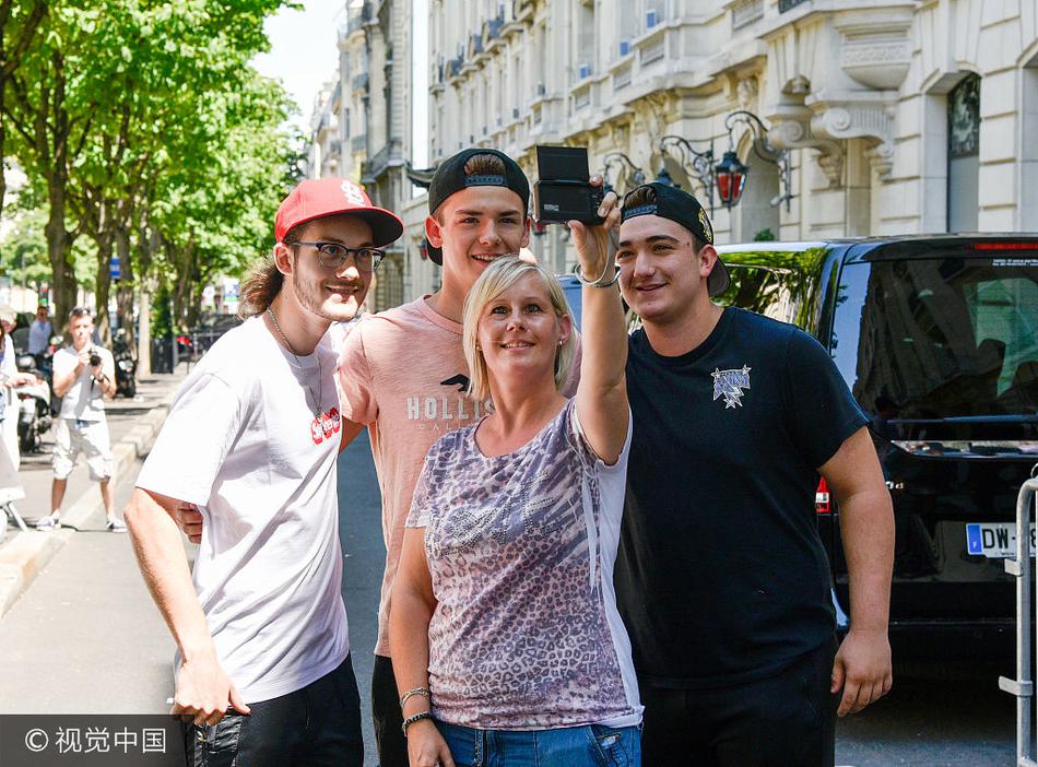 近日,席琳·迪翁全黑look踩银色"战靴"与儿子现身街头,儿子白t红帽