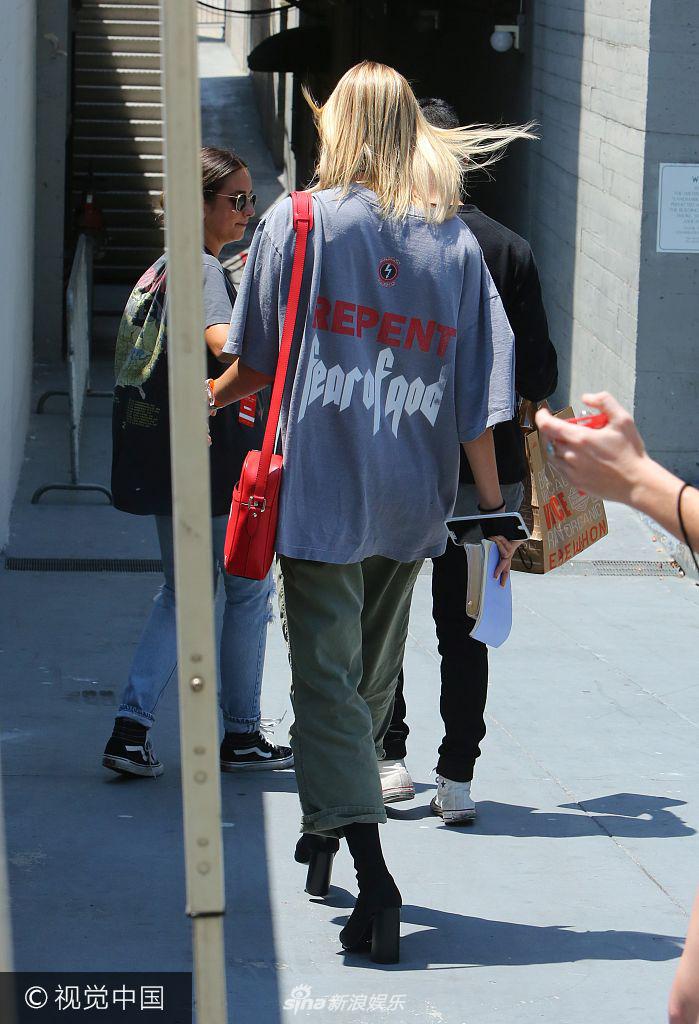 海莉·鲍德温素颜秘会前男友比伯 长腿抢镜超迷人