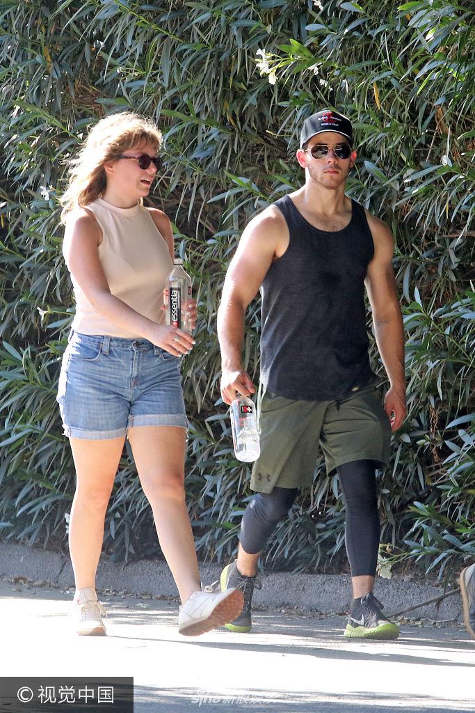 组图尼克乔纳斯徒步健身秀发达肌肉获神秘女郎相伴