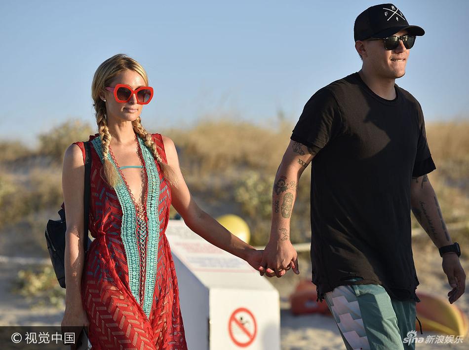 组图:希尔顿与男友手牵手海滩秀恩爱 梳麻花辫变妩媚小女人