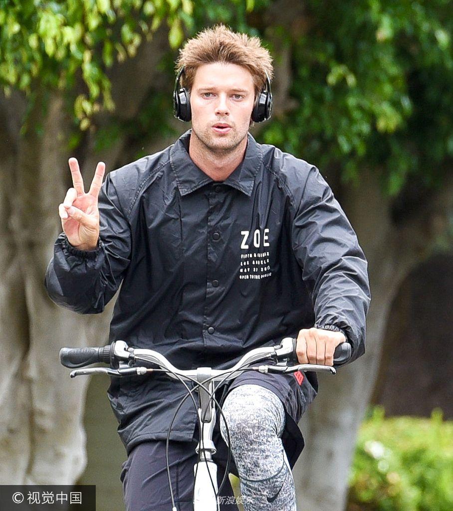 组图:施瓦辛格帅儿子帕特里克骑车外出 对镜头比v不忘卖萌_高清图集