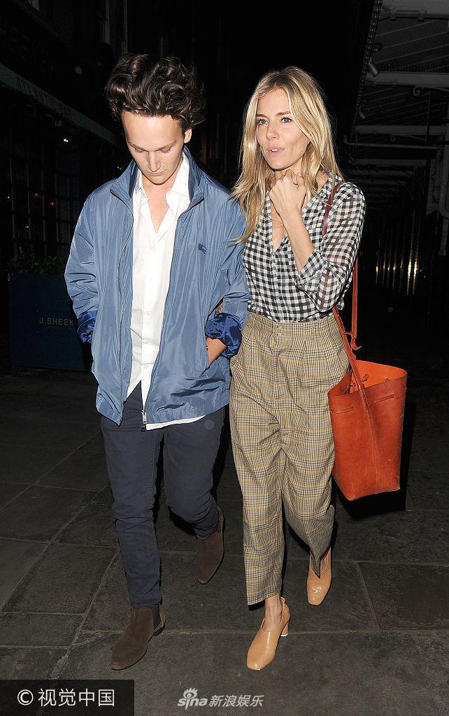 组图:西耶娜·米勒穿格子衫清新靓丽 手搀男友人胳膊显娇羞