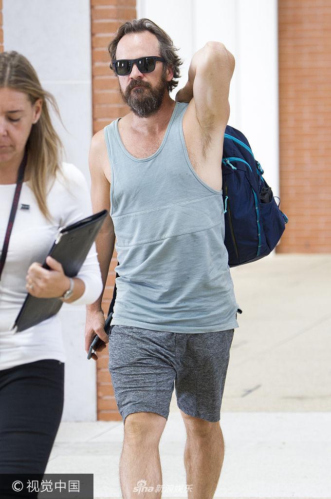 组图:萨斯加德络腮胡尽显男人味 手提背包见镜头撇嘴一笑