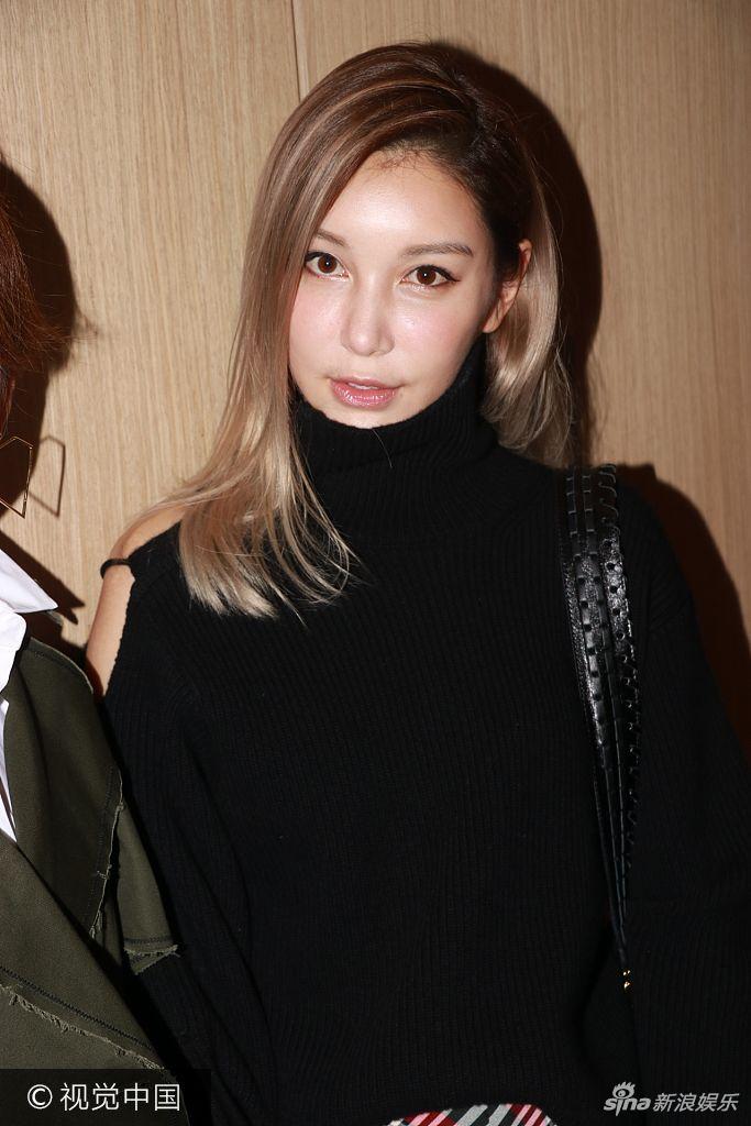 李雨桐"手撕"薛之谦后亮相 淡妆露肩甜笑