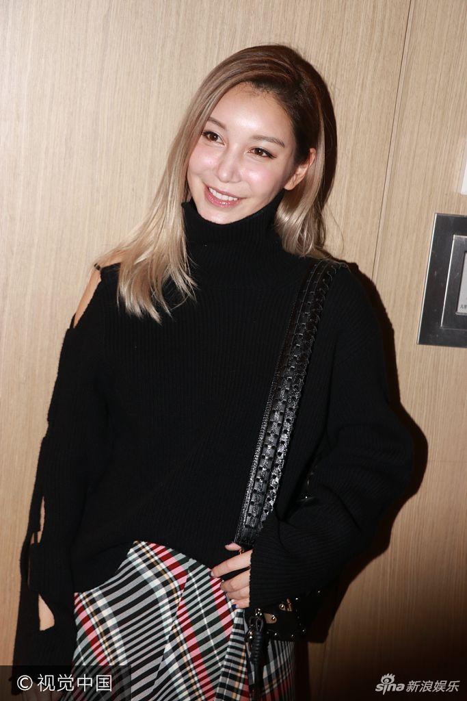 李雨桐"手撕"薛之谦后亮相 淡妆露肩甜笑_高清图集_新浪网