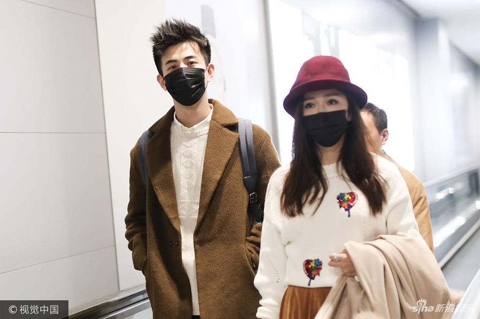 组图:娄艺潇与鲜肉男友机场首秀 相视而笑虐狗遭虹桥一姐集邮