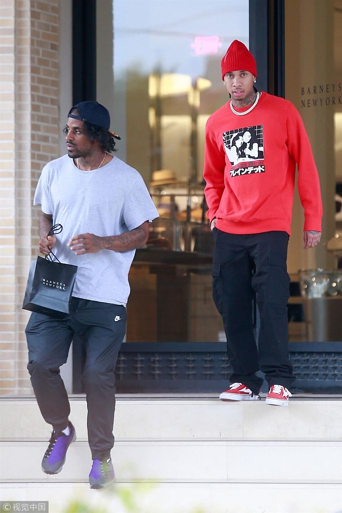 组图:"金小妹"前男友tyga红装吸睛 与男友人扫货心情靓