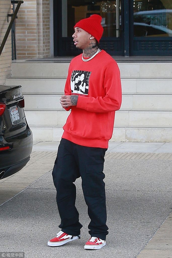 组图:"金小妹"前男友tyga红装吸睛 与男友人扫货心情靓