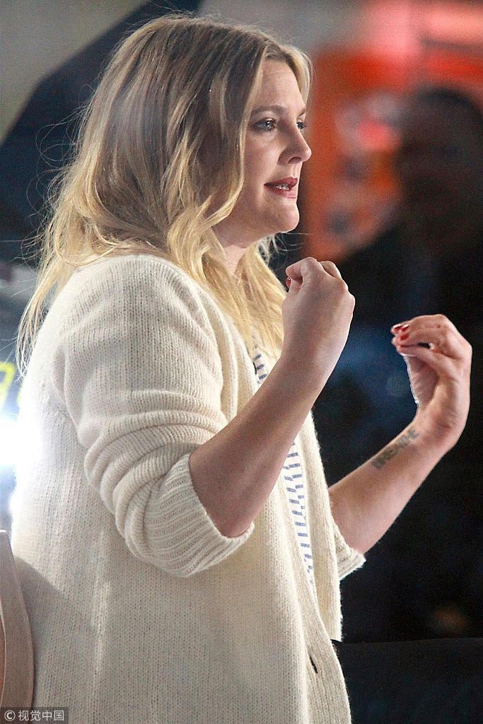 组图:德鲁·巴里发福颜值暴跌 条纹衫更显身材壮硕