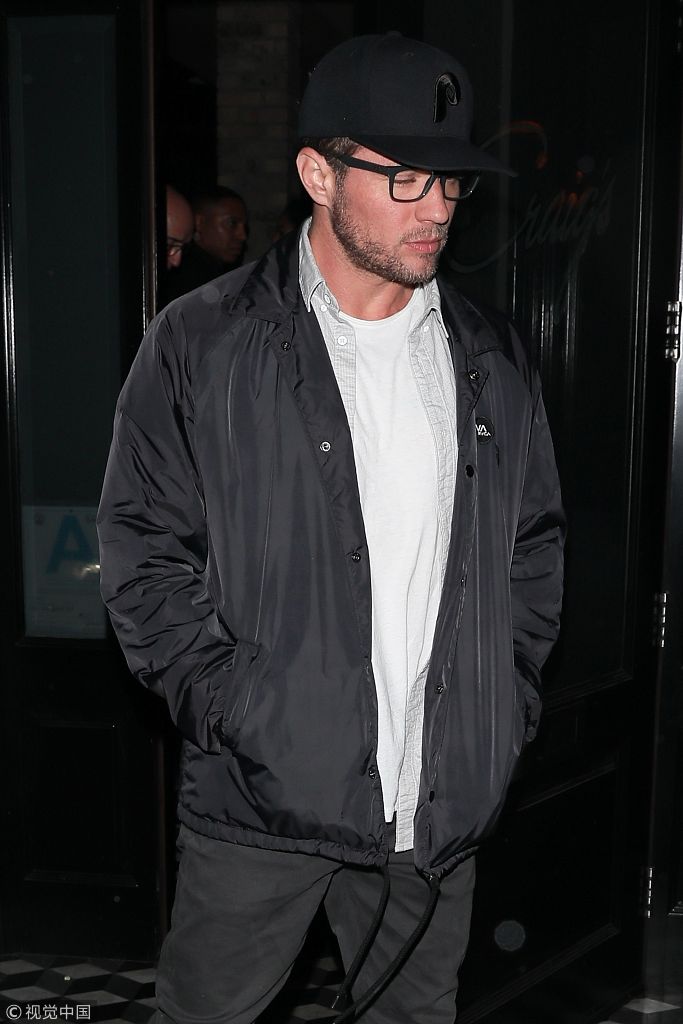 组图:瑞安·菲利普穿着随意满脸胡渣 戴棒球帽低调防偷拍