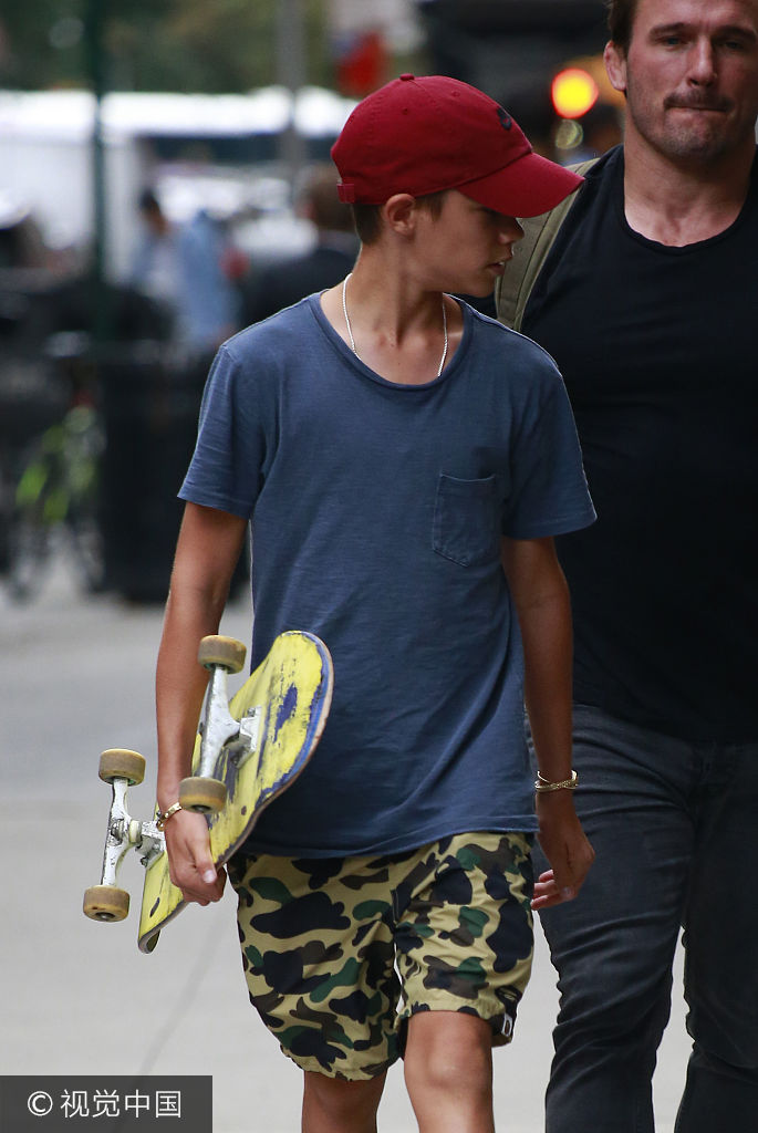 组图:小贝次子手拿滑板出街 上演"侧颜杀"五官轮廓神似辣妹