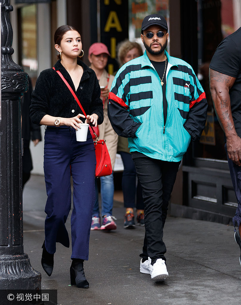 组图:赛琳娜与男友"盆栽哥"街头漫步热聊 喝咖啡解渴继续聊