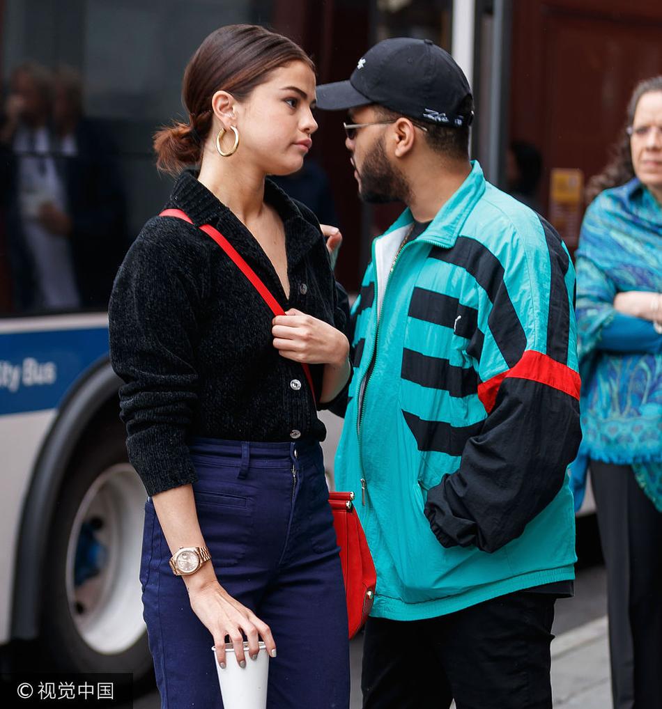 组图:赛琳娜与男友"盆栽哥"街头漫步热聊 喝咖啡解渴继续聊_高清图集