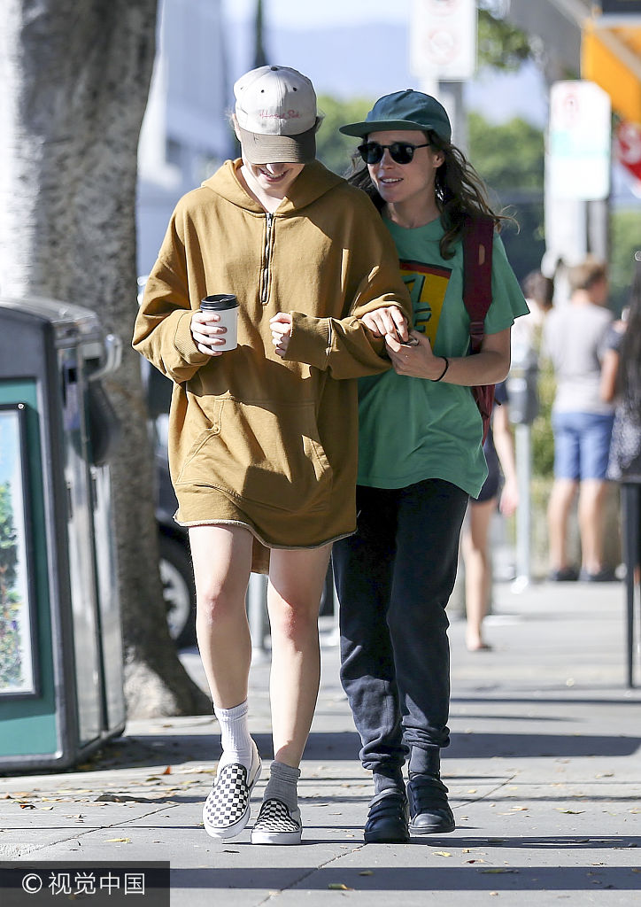 组图:"幻影猫"艾伦·佩姬手挽女友显甜蜜 一路有说有笑感情好