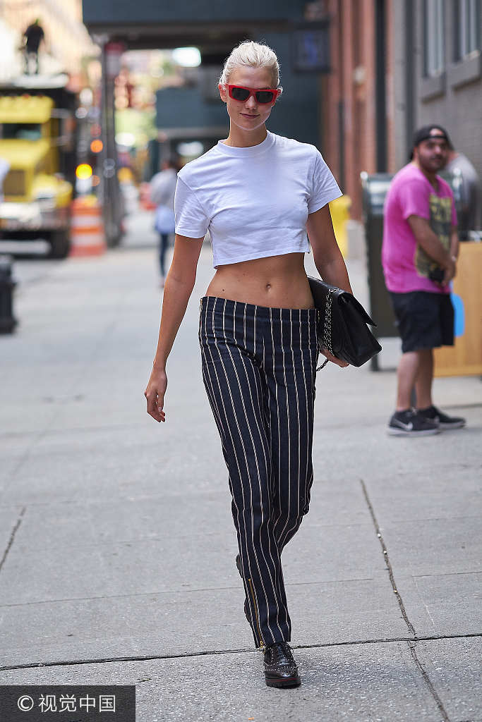 组图;卡莉·克劳斯露腰短t狂炫腹 银发炫酷腿长2米美上天