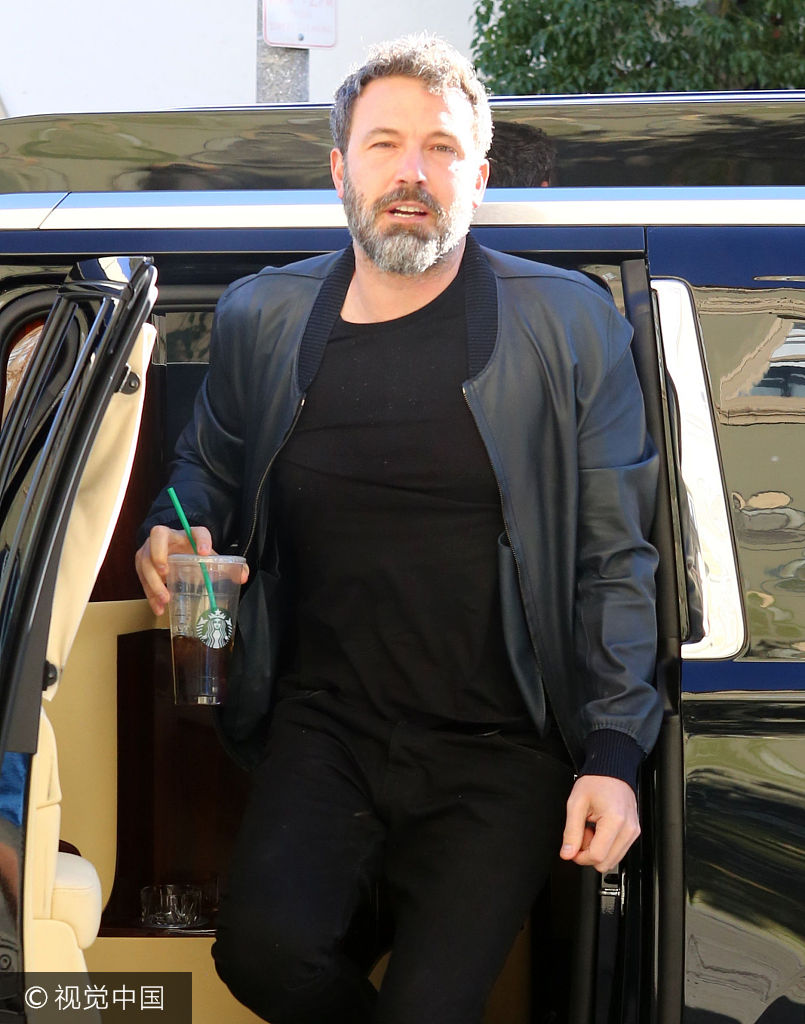 组图:本·阿弗莱克与女友外出 满脸银白色胡子显沧桑_高清图集_新浪网