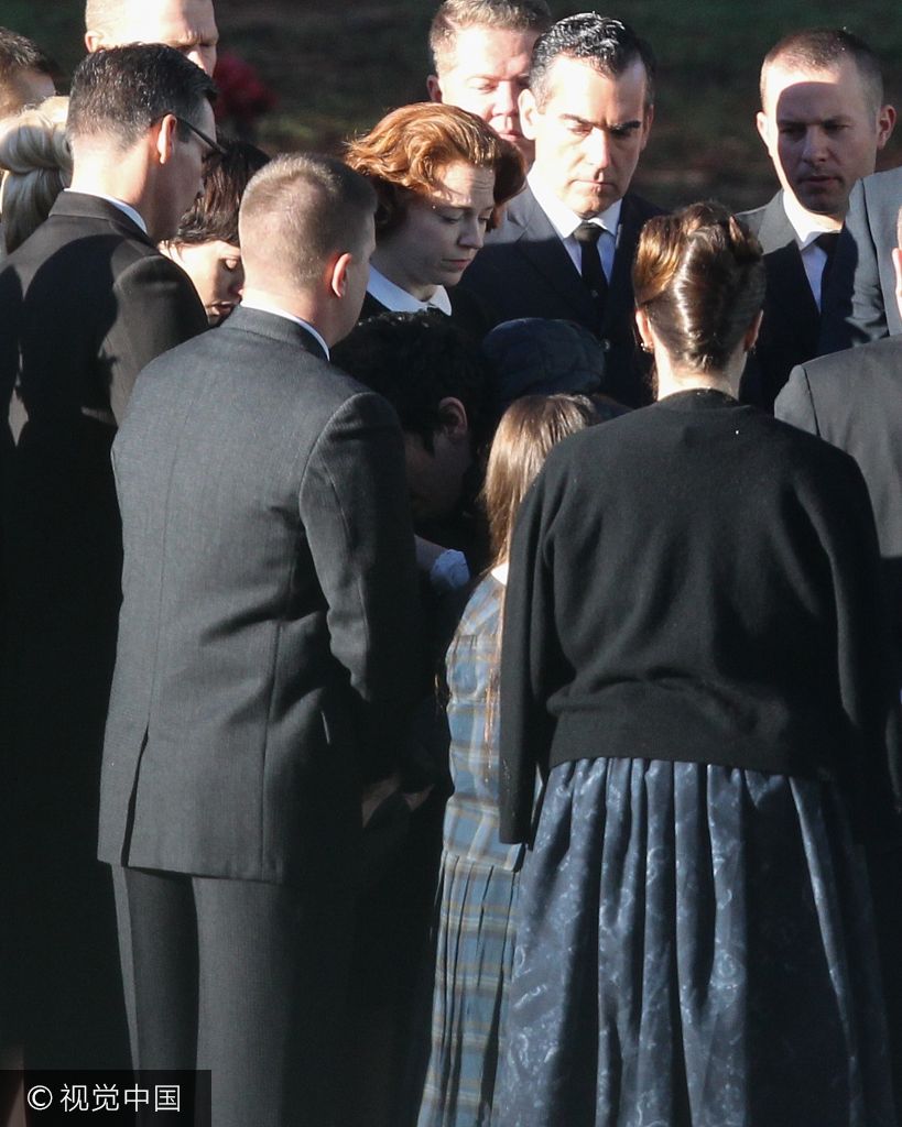 组图:瑞恩·高斯林黑西装拍葬礼戏 表情凝重超入戏_高清图集_新浪网