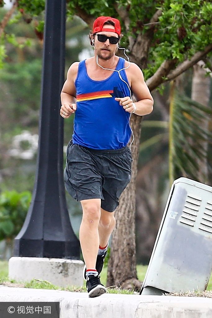 组图:马修·麦康纳为新片健身塑形 背心短裤狂奔长发飘逸_高清图集