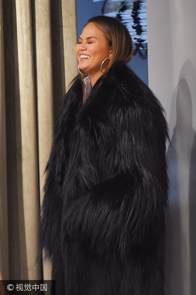 组图:"传奇嫂"泰根出街买买买 试穿皮草笑成两百