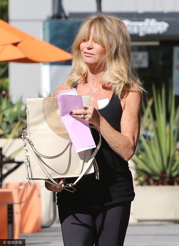 组图:戈尔迪·霍恩亮相街头 黑背心蓬发自信挥手问好