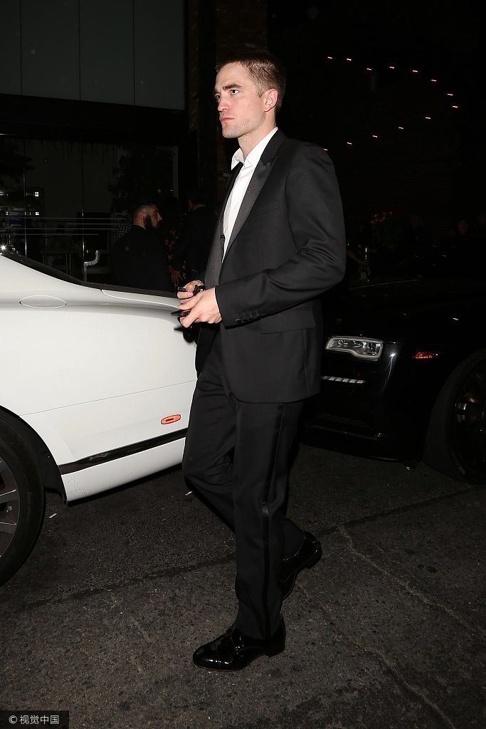 组图:罗伯特·帕丁森黑西装帅气爆表 沉迷手机嘴角带笑意_高清图集