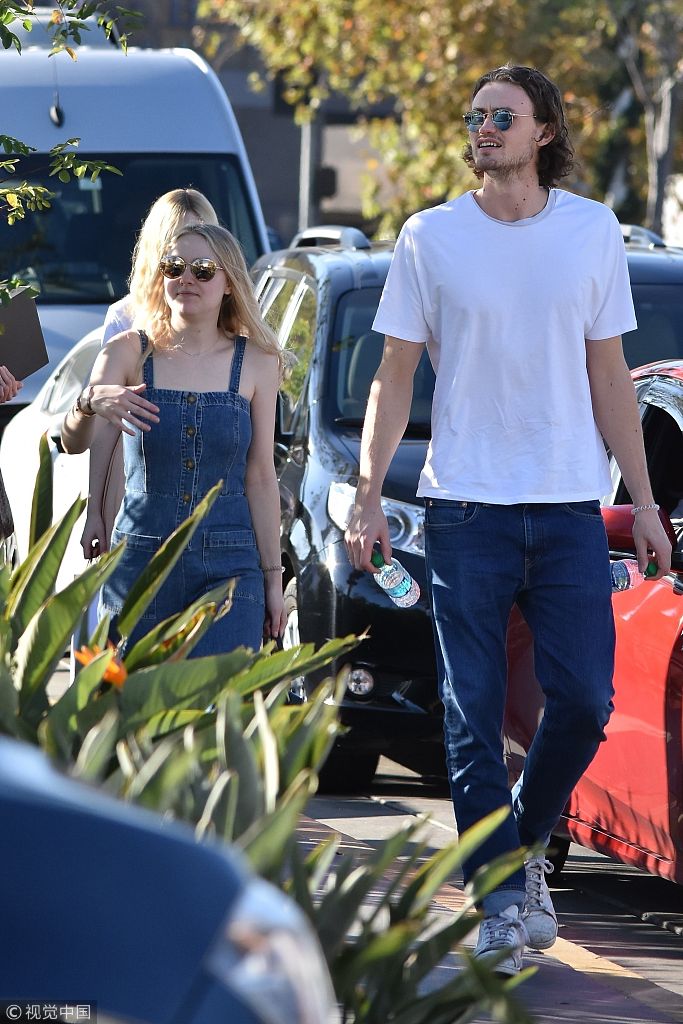 组图:达科塔范宁牵男友秀幸福 艾丽范宁短裙白到发光