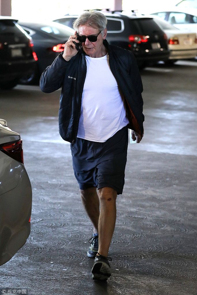 组图:哈里森·福特外出身材健硕 墨镜遮面打电话表情高冷