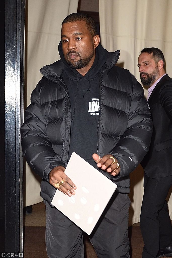 组图:"侃爷"满手金戒指豪气冲天 获粉丝举爱靴求签名