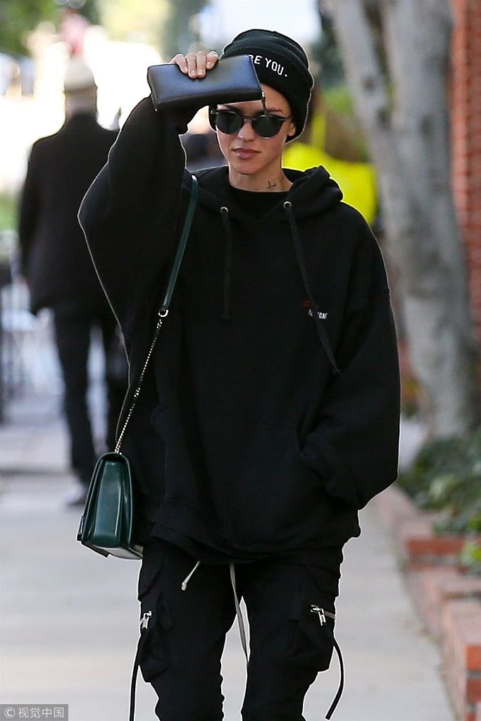 组图:鲁比·洛斯全黑look酷到没朋友 将"辛迪·克劳馥"穿身上