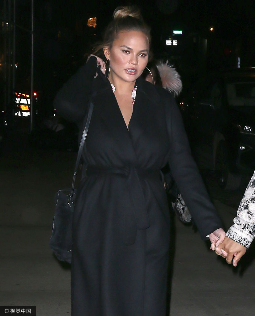 组图:约翰·传奇与妻甜蜜出行 泰根全黑look现超模气场