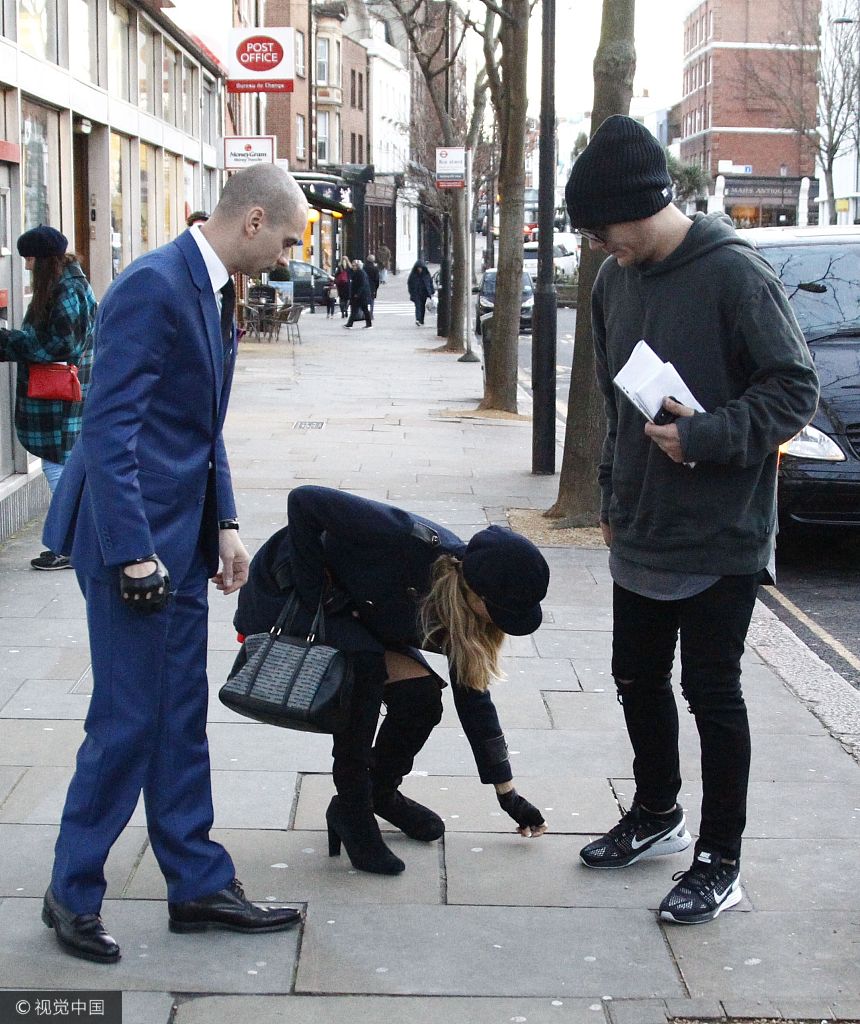 组图:帕丽斯·希尔顿和男友街头散步 亲自弯腰捡垃圾_高清图集_新浪网