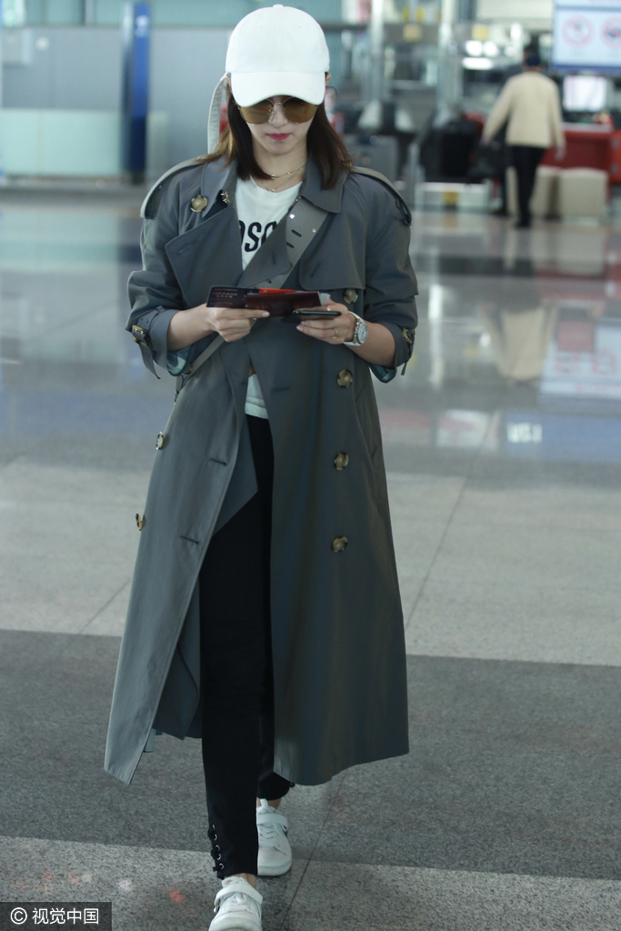 组图江疏影穿风衣帅气十足自推行李箱笑容暖心