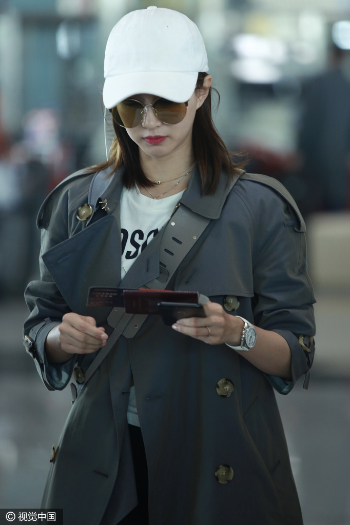 组图江疏影穿风衣帅气十足自推行李箱笑容暖心