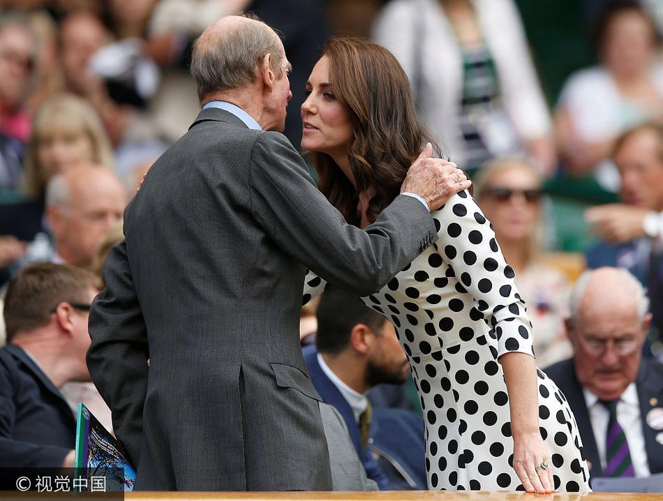 组图凯特王妃与公爵行贴面礼优雅妩媚显复古风情