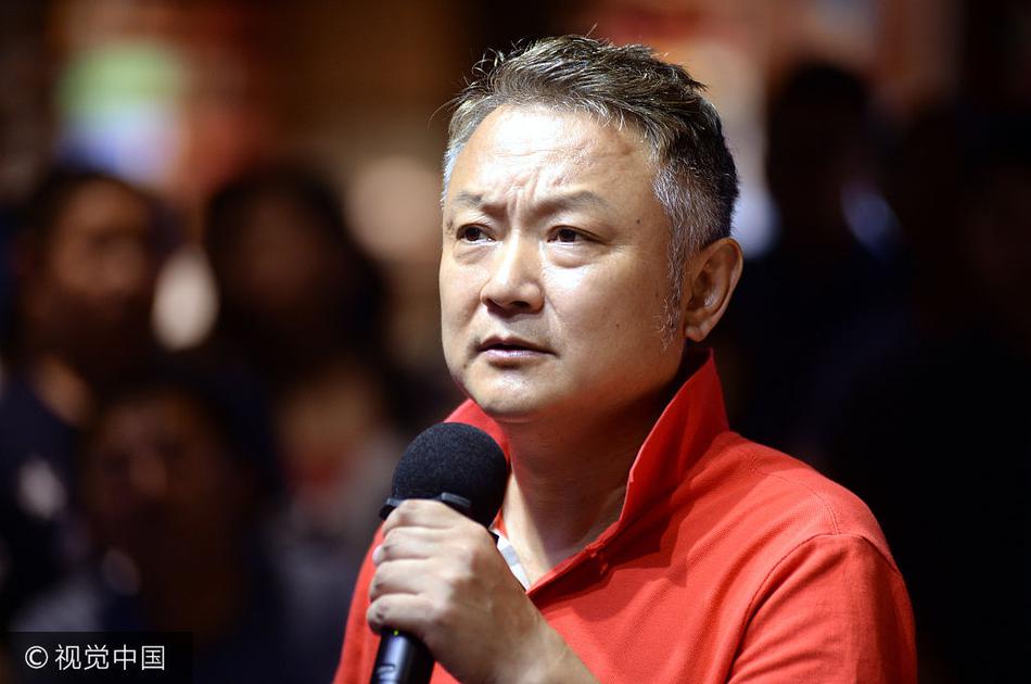 组图:54岁欧阳奋强红衣亮相 神采奕奕状态好