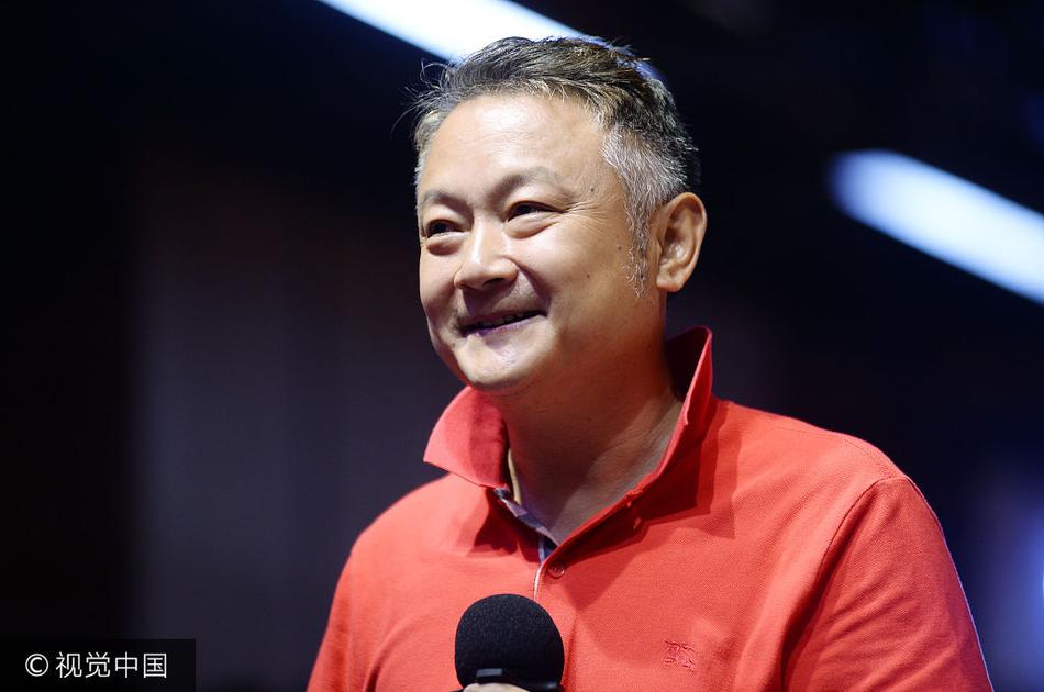 54岁欧阳奋强红衣亮相 神采奕奕状态好