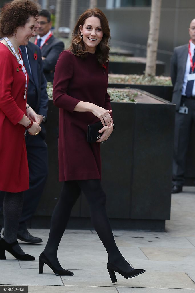 组图:凯特王妃怀3胎秀纤细美腿 着枣红长裙优雅端庄