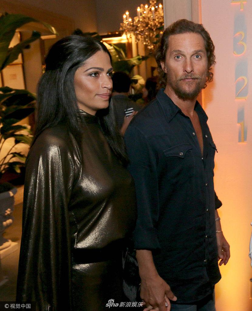 组图:马修·麦康纳与妻子变同款表情包 深情对视含情脉脉_高清图集