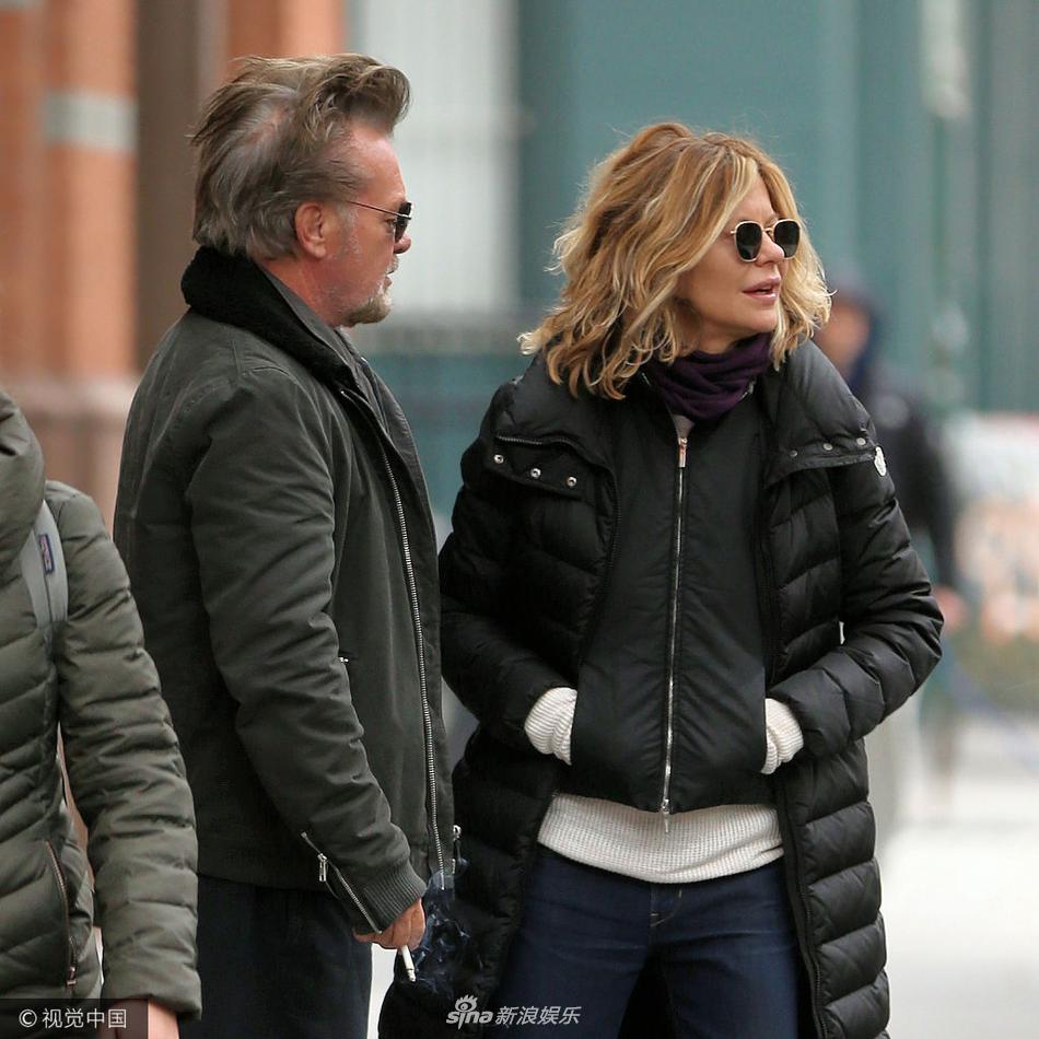 组图:梅格·瑞恩皮肉松弛下垂 与男友街边唠嗑