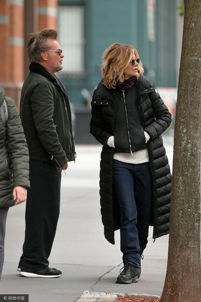 梅格·瑞恩皮肉松弛下垂 与男友街边唠嗑