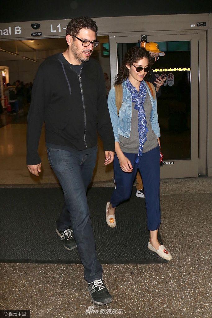 组图:艾米·罗森与丈夫度假归来秀最萌身高差_高清图集_新浪网