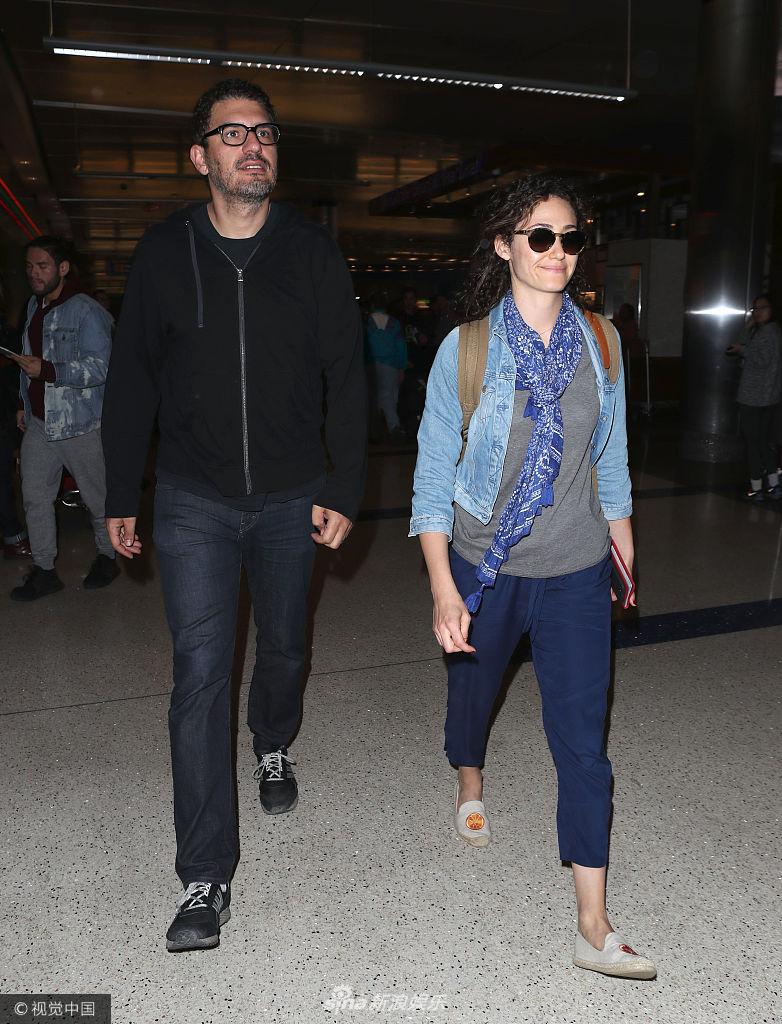 组图:艾米·罗森与丈夫度假归来秀最萌身高差