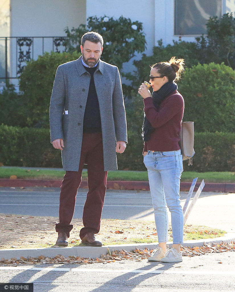 组图:多年的默契!本阿弗莱克与前妻散步热聊