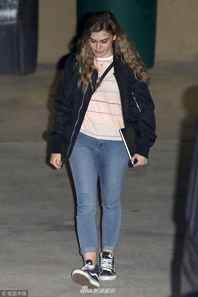 美国比弗利山庄,"小狼人"泰勒·洛特纳(taylor lautner )与女友去教堂