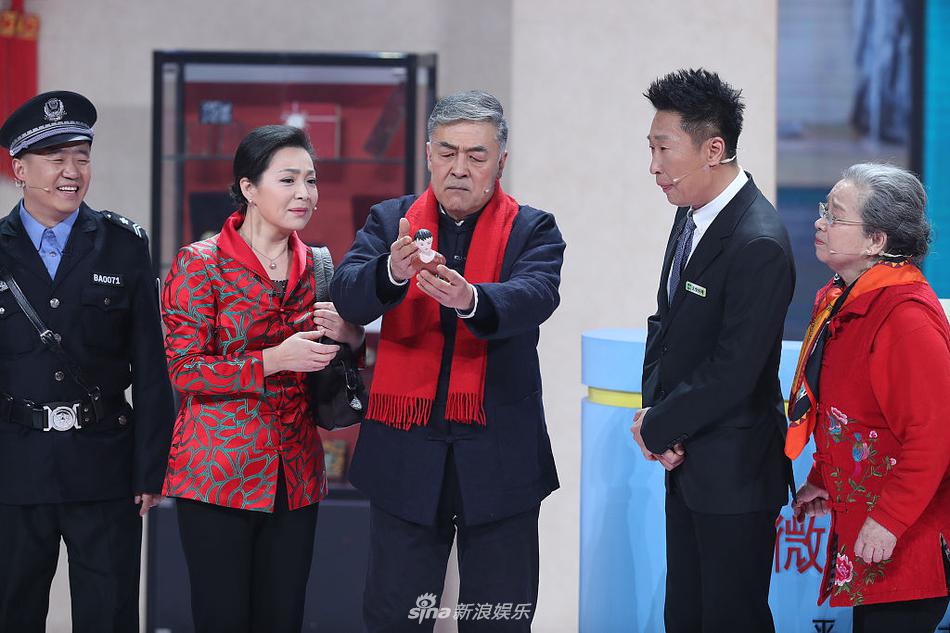 组图皇后容嬷嬷再合体戴春荣李明启同台表演小品回忆满满