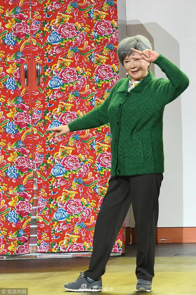 组图辽视春晚蔡明穿绿衣扮俏老太能演善舞搭档于洋引爆笑