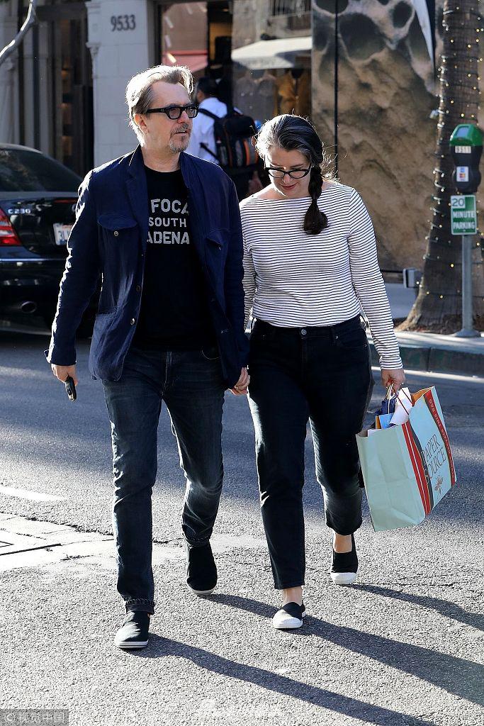 组图:加里·奥德曼牵手第5任娇妻漫步 悠闲自在超甜蜜