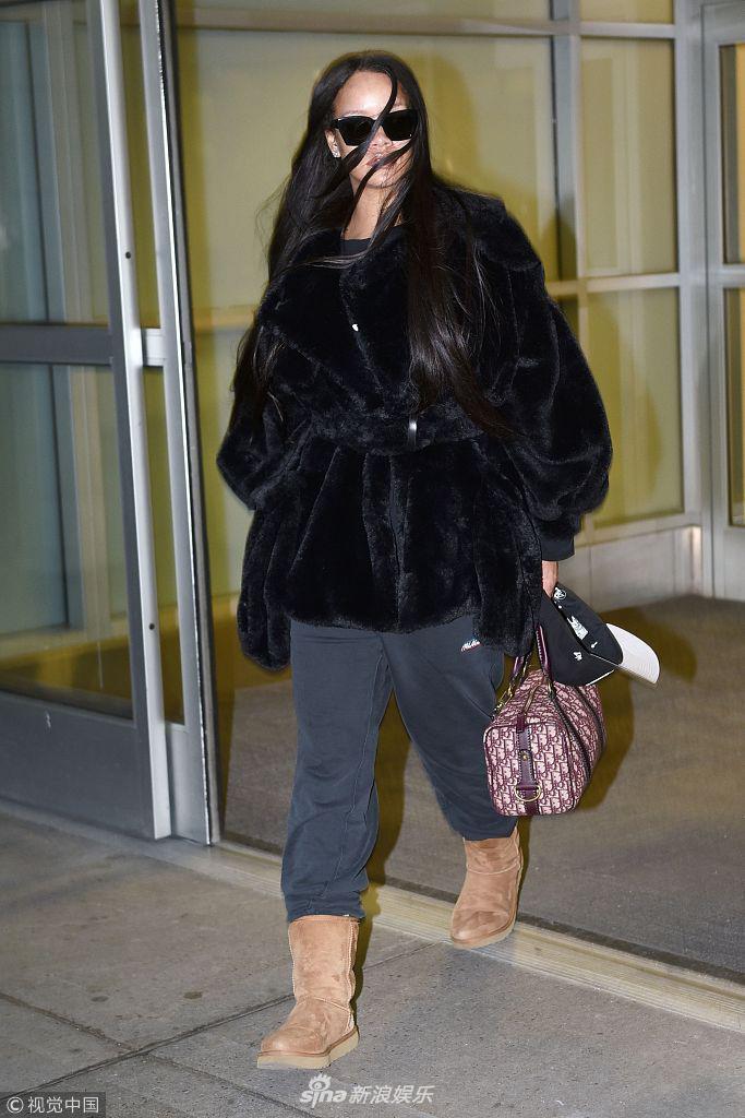 美国纽约,蕾哈娜(rihanna)现身机场,她身穿黑貂搭配运动裤,雪地靴似"