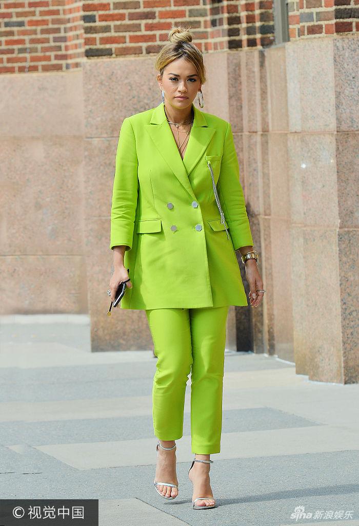 组图:人群之中最闪亮!瑞塔-奥拉一身荧光绿点亮整条街